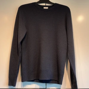 John henric pullover - Säljer nu denna tröja pågrund av att den är för liten. Skick 9,5/10 endast lite nopprig men syns knappast. Nypris 899. 90%ull 10%cashmere