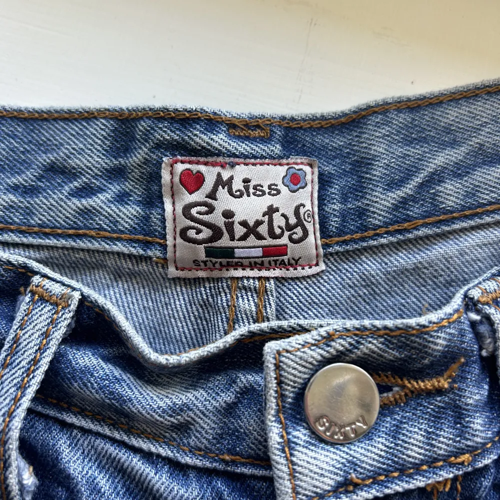 Jätte fina jeans shorts från Miss Sixty!! Lågmidjade och korta. Perfekt till sommaren🌸. Shorts.