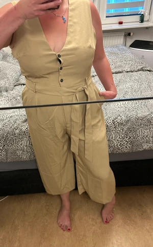 Dressad jumpsuit ny  - Märkt storlek 50 men passar 46. Tag kvar 