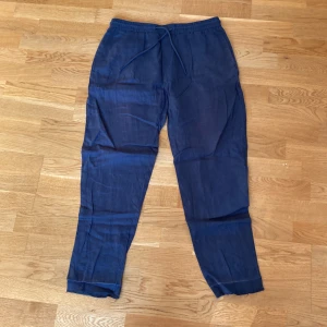 Mörkblå Linnebyxor - Mörkblå Linnebyxor med snören från Zara i storlek M. Inga fläckar eller liknade! Ny pris 500kr.