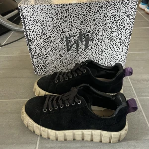 Eytys - Bra skick, lite sönder vid höken inuti skorna men det är inget man tänker på (kolla sista bilden)⭐️köptes för 1900kr