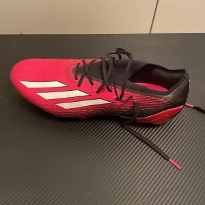 Adidas x  - Fotbollsskor som är i princip kanppt använda
