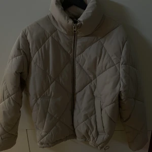 Jacka Strl S - Säljer min fina jacka från HM som har använts ett fåtal gånger. Skicket är som helt nytt. 