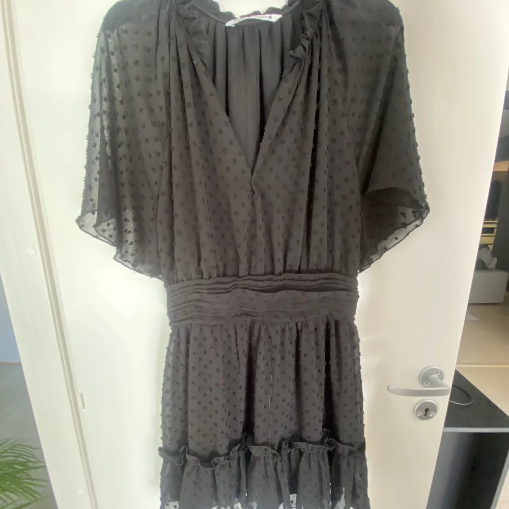 Säljer denna super fina svarta klänningen ifrån zara, använd fåtal gånger💖. Klänningar.