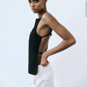 Zara topp med öppen rygg  - Superfin svart topp från zara med justerbara band i ryggen. 