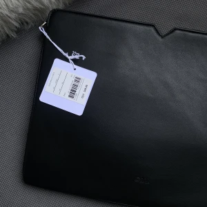 Carin Wester datorfodral  - skitsnyggt datorfodral ifrån Carin Wester, helt oanvänt med prislappen kvar! Nypris 349 💗Säljer då det inte passade min skoldator och det går inte att lämna tillbaka längre. 