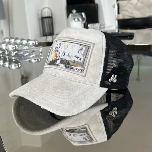 Maggiore keps - Limited Edition Maggiore keps, Versace S3 C6. 🔝 Är i mycket bra skick och köpt från maggiores hemsida och  är knappt använd.🥇 Boxen och påsen kommer med och dem är i perfekt skick.💸 Säljer för att dem inte används alls😁 Mer bilder kan skickar privat😇👍