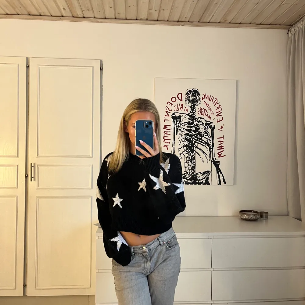 Stickad tröja med stjörnmönster i storlek s❤️använd fåtal gånger och inga defekter. Neuleet.