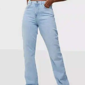 Nelly jeans i stlk 36 tror jag? De är för stora i midjan för mig (3e bilden) och aningen för långa, jag är 175cm lång. Originalpriset var 599kr. Aldrig använda. 