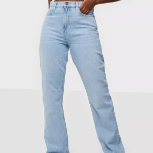 Jeans - Nelly jeans i stlk 36 tror jag? De är för stora i midjan för mig (3e bilden) och aningen för långa, jag är 175cm lång. Originalpriset var 599kr. Aldrig använda. 