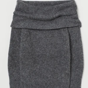 Stickad off sholder tröja  - Jag säljer denna utsålda stickade tröja från hm den är med blå än grå i verkligheten och bara använd en gång💗