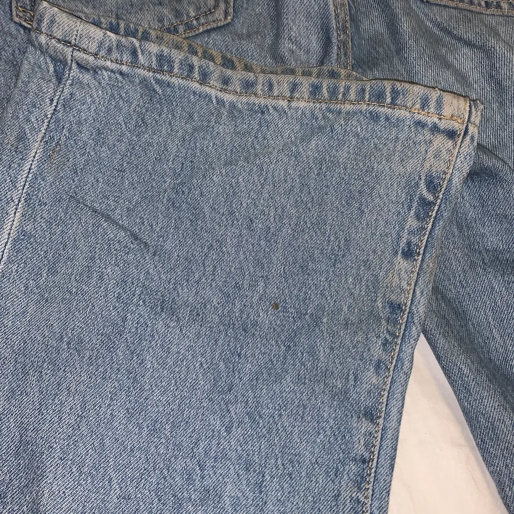 Fina jeans från Lager157,har en liten prick som säkert går bort med lite tvål och vatten. Tar emot bud. Jeans & Byxor.
