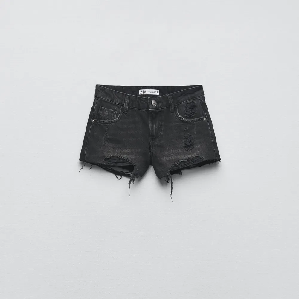 Svarta jeansshorts från Zara! Köpta förra året. Som nya!💓Kontakta mig om du vill köpa!💘. Shorts.
