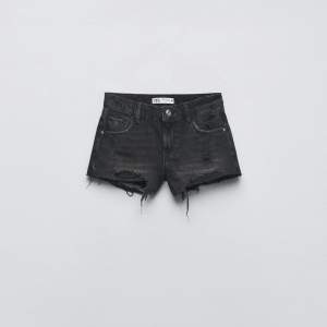 Svarta jeansshorts från Zara! Köpta förra året. Som nya!💓Kontakta mig om du vill köpa!💘