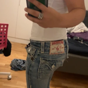 true religion jeans  - true religion jeans som jag köpte av en annan användare här på plick, säljer pga att de inte passar mig i midjan, inga defekter eller någonting har precis fått dessa nya 💘