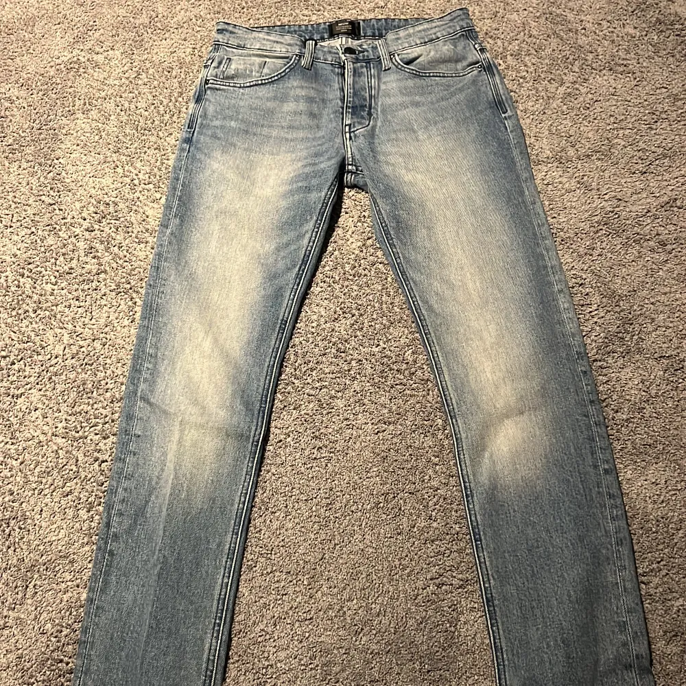 Helt nya NEUW jeans  Glömde av jag hade dem aldrig kommit t användning Vanlig passform  28-32 . Jeans & Byxor.