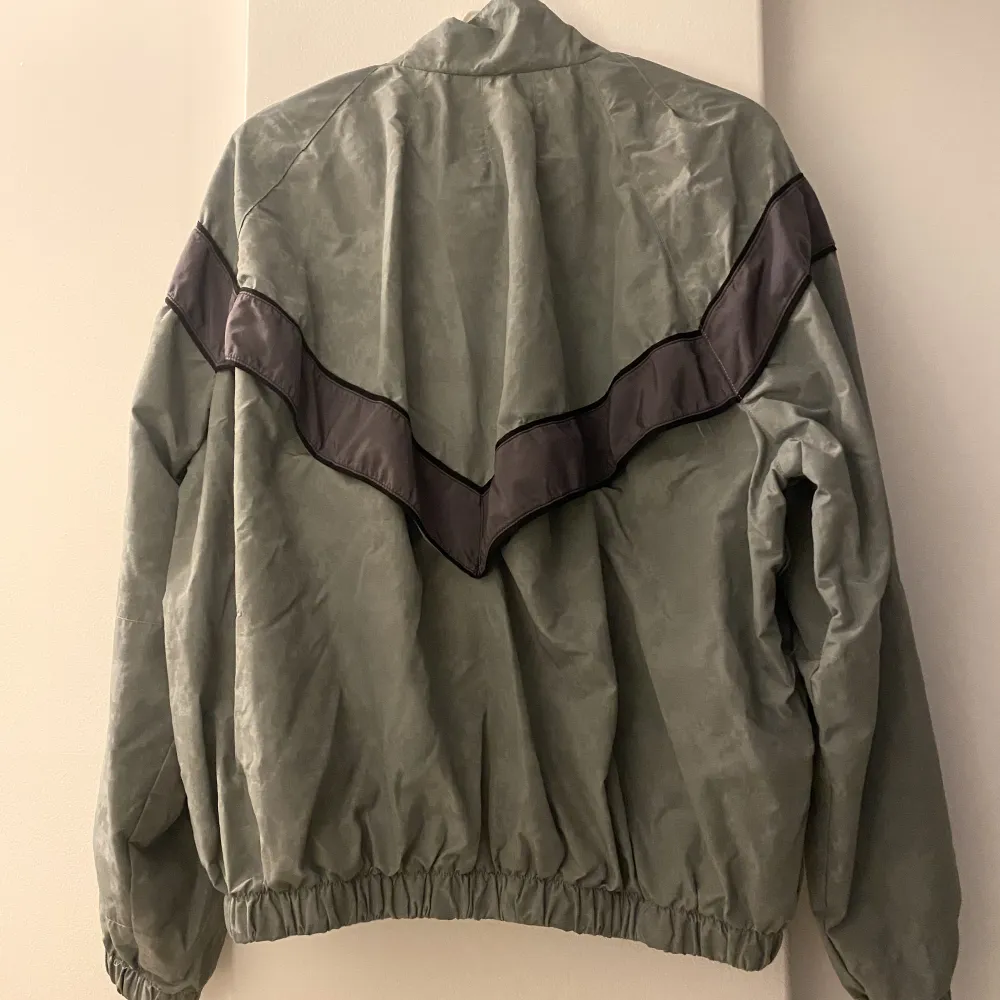 Köpt i usa denna sommar. Äkta usa army jacka. Lite bomber stil och regntålig. Kolla gärna in min sida!⭐️. Jackor.