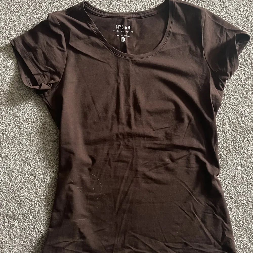 Säljer denna bruna T-shirten från mq. Aldrig använd så väldigt fint skick. Skön och bekväm baströja som passar till mycket. T-shirts.