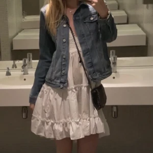 Gap jeans jacka  - Säljer denna super söta jeans jackan från GAP då den inte kommer till användning. Ursprungspris: 879kr 💓 använd endast de två gånger där jag bär jackan på bilderna💋💋 