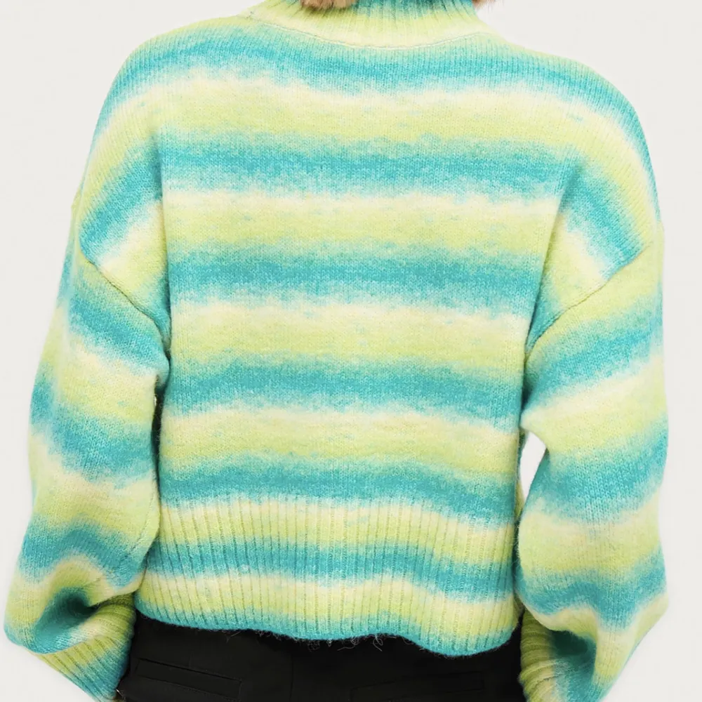 En stikad tröja från Gina tricot använd ca 3 gånger och är i fint skick. Är i storlek L men passar okså M. kontakta för fler bilder, köparen står för frakt💕✨. Tröjor & Koftor.