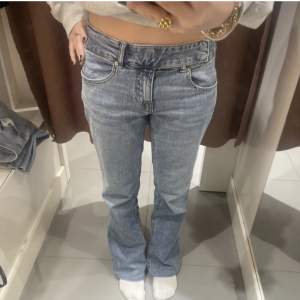 Jättefina low waist jeans ifrån Ginatricot! Storlek 36, och passar mig i längd perfekt som är 166cm💞Nypris är 499 och jag säljer för 350kr plus frakt  🤍