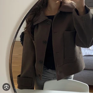 Brun höst kappa  - Säljer denna snygga höst kappa från Kappahl, mycket populär! Den är i fint skick, strl M. 💕⭐️
