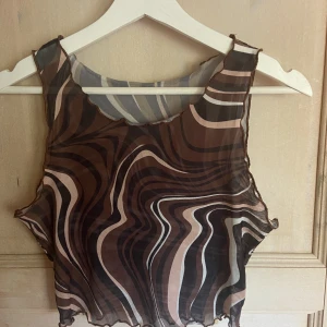 Brun tröja  - Brun genomskinlig tröja i bra skick. Använd bara ett fåtal gånger. 