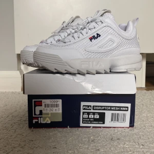 Snygga vita fila sneakers - Säljer dessa snygga vita fila sneakers i storlek 37, pga att de var för små. Endast använda en gång. Nypris var 1099 kr. Köparen står för frakten!💕🌸🙌 skriv gärna om ni har frågor osv!🔥