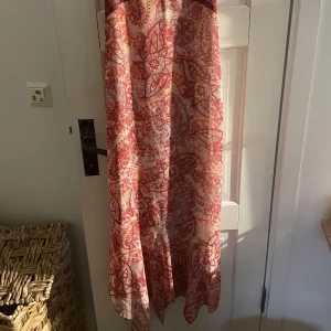 Så fin mönstrad långklänning💗💗 - Så fin långklänning som även kan användas som långkjol, passar perfekt nu till sensommaren med en stickad tröja över💗💗 Klänningen är i jättefint skick och har en dragkedja på sidan som gör att den sitter så fint på💓💓