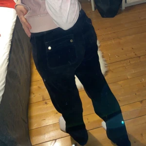 Vintage Juicy Byxor - Svarta Juicy byxor i äldre modell, de har ett rosa tryck på framsidan där de står juicy. De är storlek xs och sitter perfekt på mig som brukar ha xs/36 i byxor och är 162💕