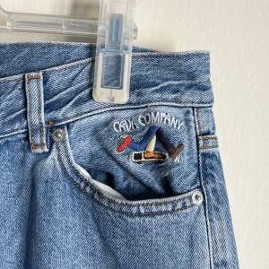 Jeans med detalj längs med sidan. Nyskick aldrig använda, säljer då dom inte används. Köpta för 799kr på Junkyard 