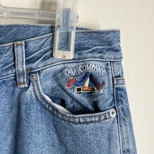 Cava jeans - Jeans med detalj längs med sidan. Nyskick aldrig använda, säljer då dom inte används. Köpta för 799kr på Junkyard 