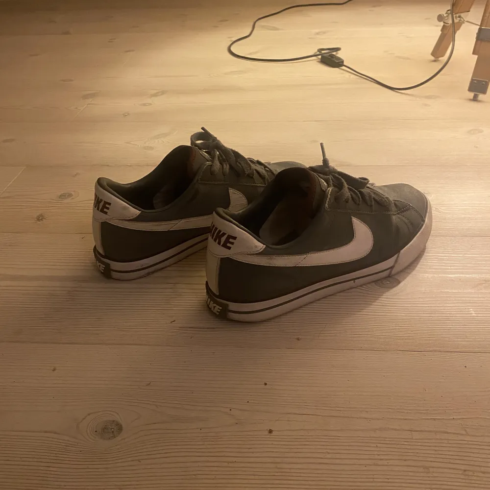 Ett par skor från Nike, använt skick men inte trasiga på nått sätt!. Skor.