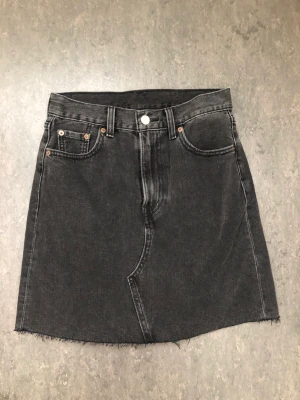 Levis kjol  - Säljer min fina Levis jeanskjol i grå i storlek 25. Aldrig använd. Passar en 34-36. Köpt för 699 kr. Även snygg att ha low waist. 