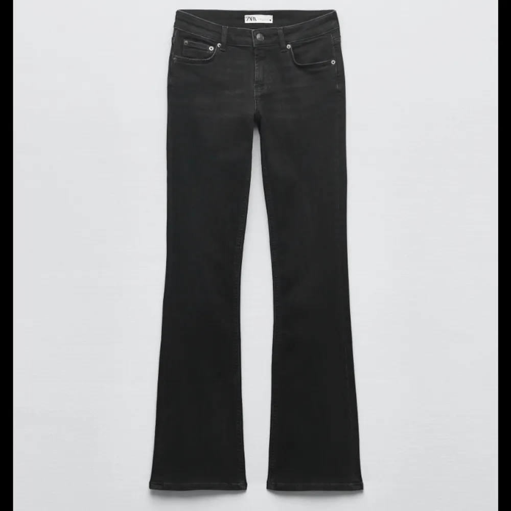 Säljer dessa populära jeansen från zara. Använda fåtal gånger och ungefär som nya💗frakten är inte inkluderad i priset. Jeans & Byxor.
