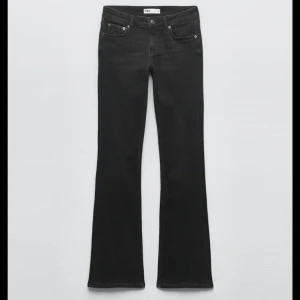 Zara bootcut jeans  - Säljer dessa populära jeansen från zara. Använda fåtal gånger och ungefär som nya💗frakten är inte inkluderad i priset