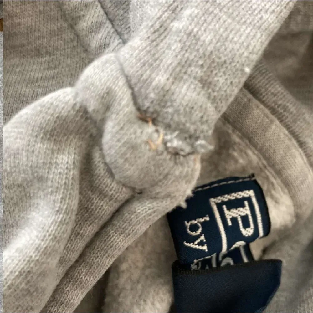 Säljer nu min Ralph lauren zip hoodie den är i bra skick förutom en liten defekt som man kan se på sista bilden o inga snören,, nypris: 1899kr . Hoodies.
