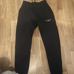 Nike byxor - Säljer dom här nike byxorna då dom börjar bli små använd en gång sitter riktigt skönt och bra längd pris kan diskutera