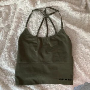 Sportbh  - Sportbh från Better bodies. Militärgrön färg. Storlek M men jag upplever den som S mer.