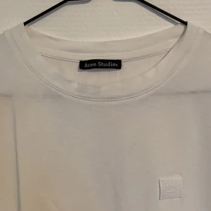 Acne Studios t-shirt - Asnajs tunn acne studios t-shirt. Säljer då den börjar bli för liten. Ny-pris mellan 1500-2000kr, mitt pris 450.  Skriv privat för fler bilder vid intresse. 