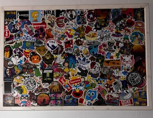 TAVLA - !!BUD!!Start pris på 100kr  En riktigt frän tavla med många olika typer av klistermärken, allt från supreme till disney.  Kollar intresse så det är bud som gäller.