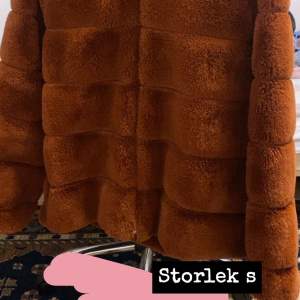 Säljer en fluffig jacka som ej passar längre använd fåå gånger i färgen Ljus orange brun storlek S väldigt fint skick! Inget fel på den. ❤️❤️