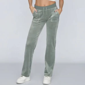 Juicy couture  - Säljer nu mina jätte fina juicy couture byxor i nyskick, tyvärr har dom blivit lite korta på mig som är 175 cm. Dom är i stl xs och i färgen Chinois green🤍