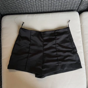Kostymshorts - Säljer dessa kostymshorts från zara. Lite ”trådigt” på en sida av benet men inget man tänker på. Stolek M men passar även S bra 