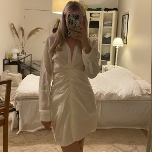 Klänning  - Superfin sommarklänning från Zara! Har aldrig kommit till användning därför säljer jag. Så fin nu till sommaren eller när tillfälle ges💖 Köparen står för frakt.