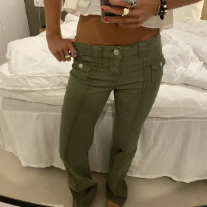 Gröna jeans 32  - Säljer dessa ur coola eftertraktade jeansen från hm💘endast testade med prislapp kvar!🤗 endast 32 kvar! KÖP DIREKT 550kr