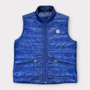 Moncler Väst - Moncler Gui Done Vest As snygg väst som tyvärr är för liten. Ett litet märke på ryggen. Skick 7-8/10 Strl Medium Nypris: 6500