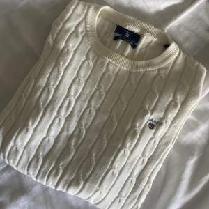 Kabelstickad långärmad tröja från gant i storlek xs. 