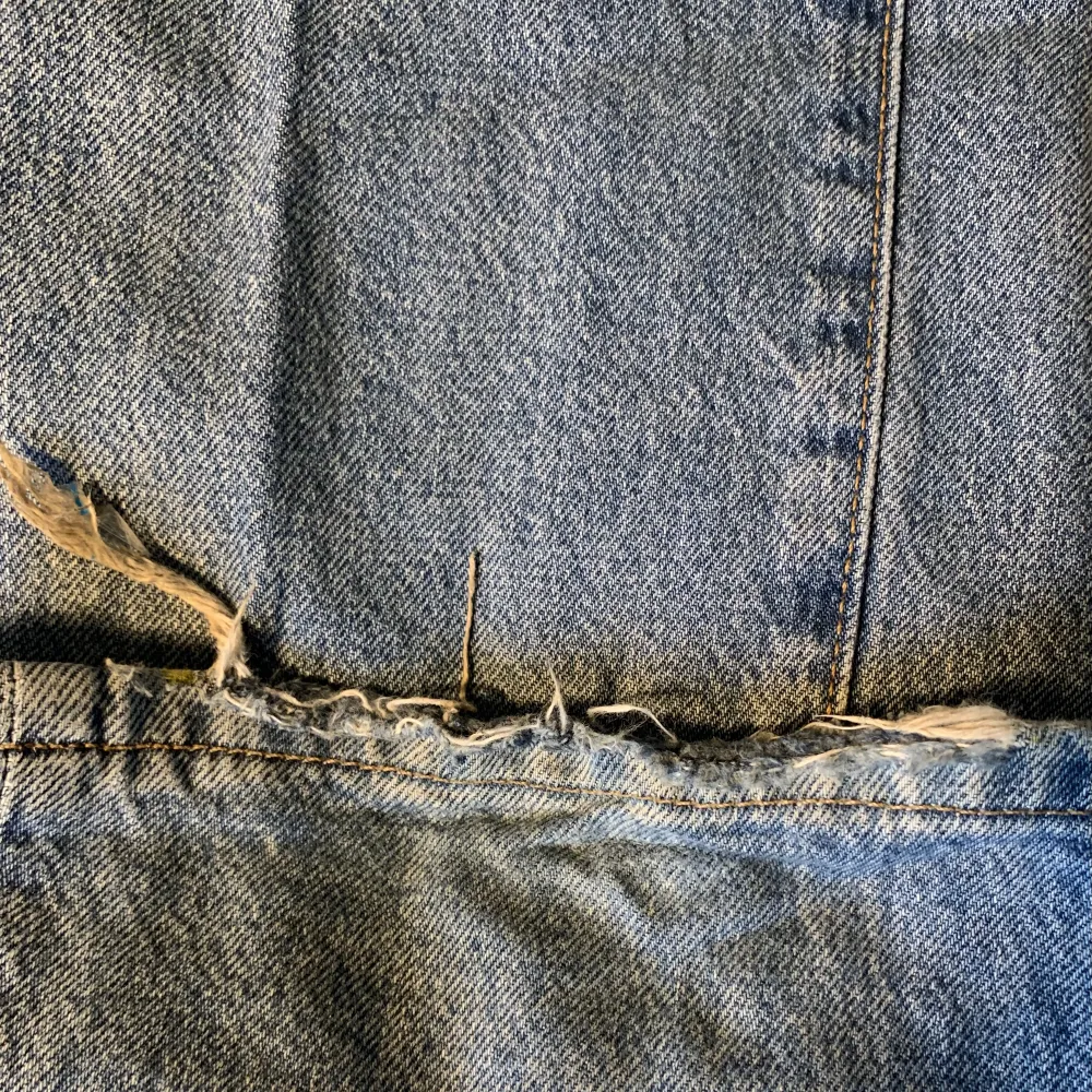 Lågmidjade jeans från bikbok i modellen ”low straight” men sitter lite utsvängt! De är slitna längst ner vid hälen, vilket syns på bilderna. Möts upp i Stockholm/ fraktar 💌. Jeans & Byxor.