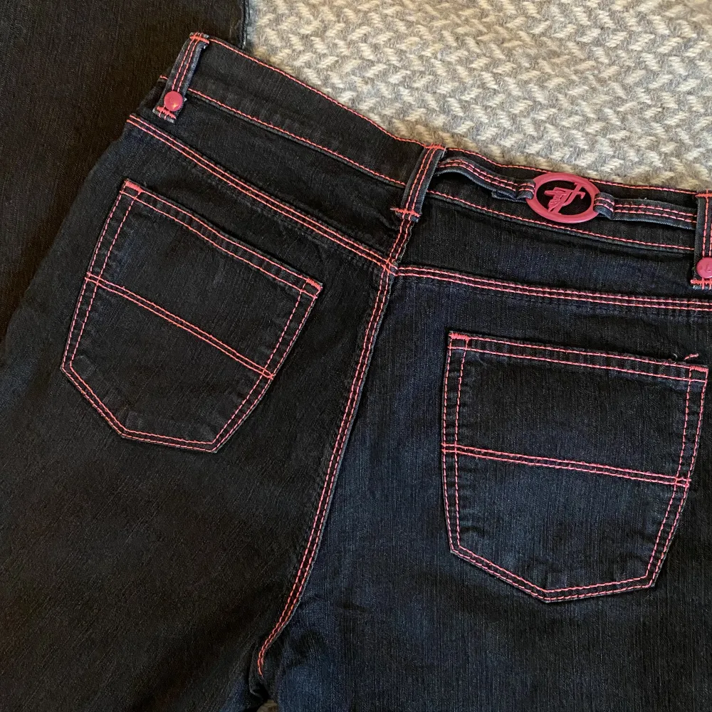 Väldigt unika mörkblå jeans från Trussardi. Rosa detaljer, bra skick. Uppsprätta nedtill. Stretchiga, passar 26-29. Jag är 173. Jag har andra jeans till salu!. Jeans & Byxor.
